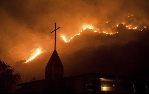 (FOTO) PAKAO U KALIFORNIJI: Zbog vatrene stihije evakuisano više od 200.000 ljudi